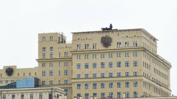 Ein Panzir-System auf einem Gebäude des russischen Verteidigungsministeriums.