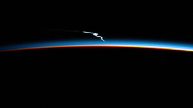 Faszinierendes Foto zeigt Falcon-Heavy-Launch von der ISS aus 