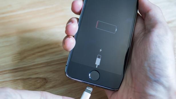 Apple iPhone5s cannot turn on because the battery is running out.