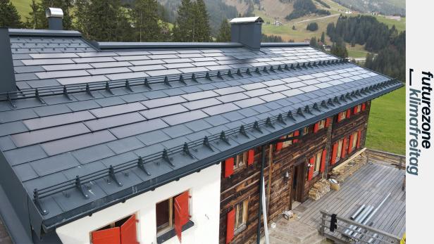 Solardachplatten sind äußerlich fast unerkennbar und stellen somit eine unauffälligere Alternative zu normalen Photovoltaik-Aufdach-Anlagen dar