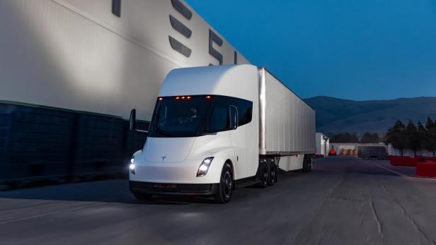 Tesla lieferte die ersten Semi Trucks im Dezember aus.