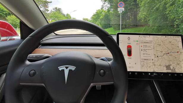 Lenkrad von Tesla Model Y während der Fahrt abgefallen