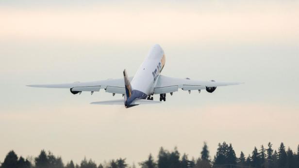Letzter Jumbo-Jet zeichnet 747-Symbol in den Himmel