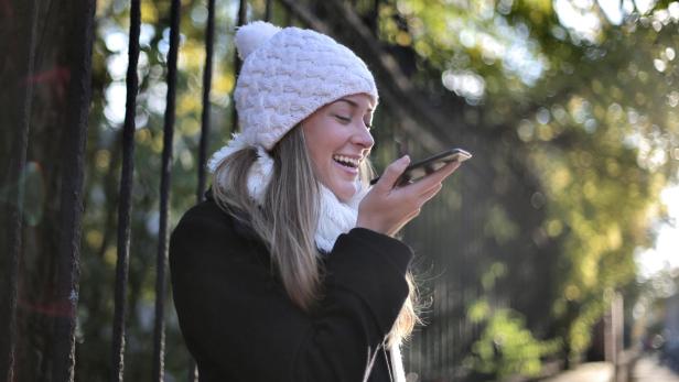 Frau mit Smartphone