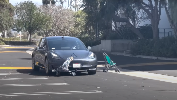 Das Werbevideo kritisiert Teslas Autopiloten.