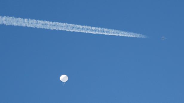 Erneut wurde ein weißer Ballon am Himmel entdeckt.