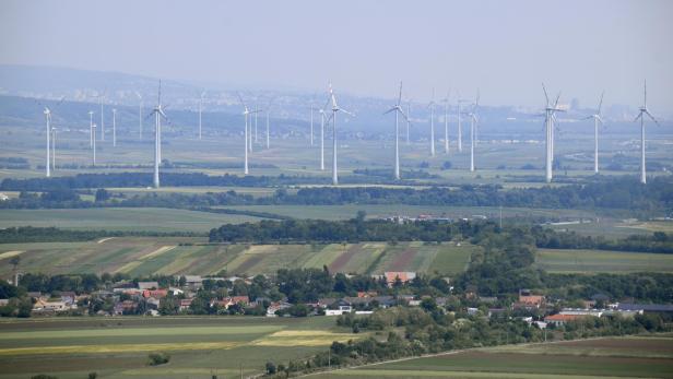 Die Windräder in Österreich liefen auf Hochtouren.