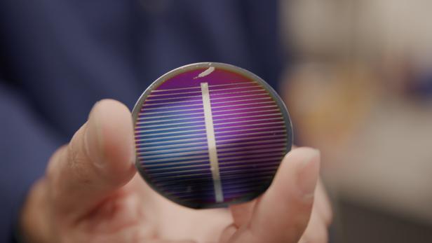 Diese Solarzelle wurde aus Mondgestein hergestellt.