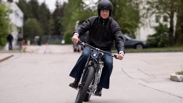 Tom Enders, CEO von Airbus, unterwegs auf dem E-Motorrad