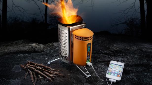 Der BioLite CampStove ist ein Campingkocher, der mit der Hitze des Feuers Strom erzeugt, um Gadgets per USB-Anschluss aufzuladen.