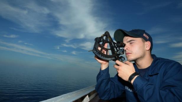 US-Navy-Seemann mit Sextant
