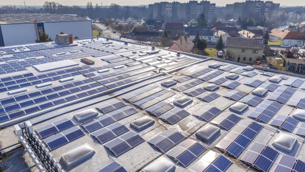 Die Photovoltaik-Anlage in Traiskirchen ist bereits jetzt riesengroß. Bis zum Jahresende soll sie nun erweitert werden.