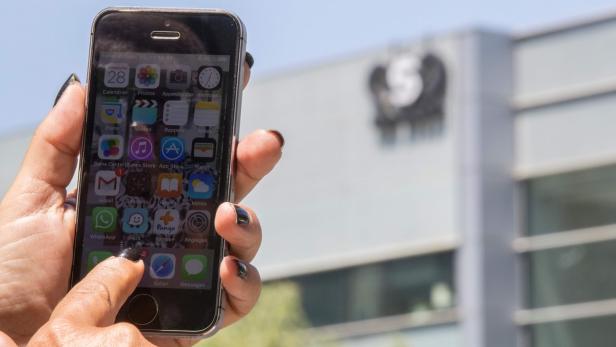 Ein iPhone vor der Zentral der NSO Group in der Näche von Tel Aviv