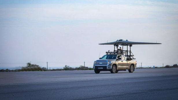 Iranische Shahed-191 Drohne startet von der Ladefläche eines Toyota Tundra Pick-up-Trucks