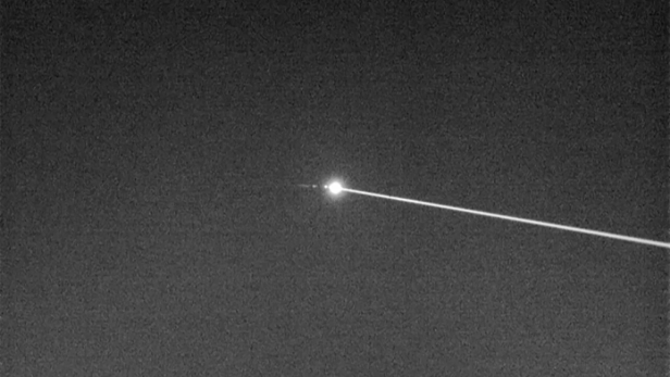 Ein Laser nimmt eine Drohne ins Visier (Symbolbild)