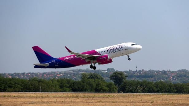 Wizz Air Flugzeug startet