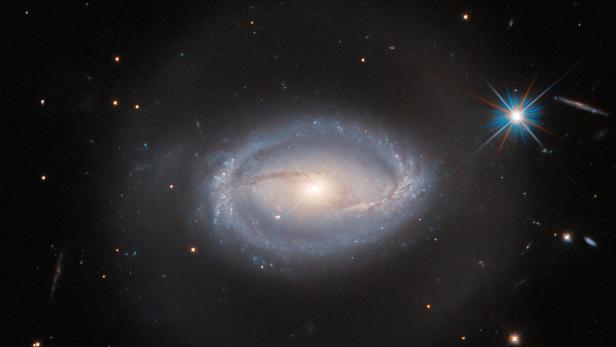 Foto zeigt bizarre Spiralgalaxie mit extremer Aktivität