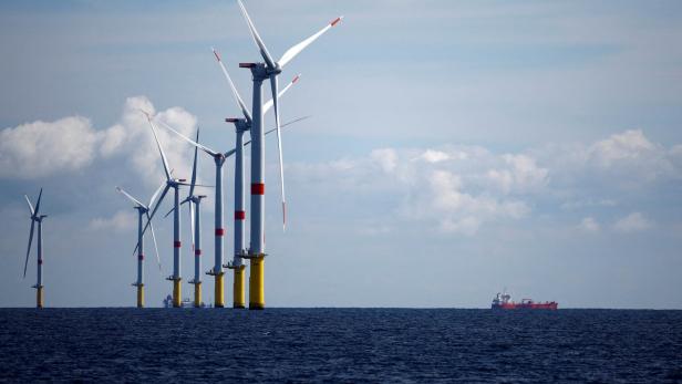 Offshore-Windkraftanlagen sind in der Regel größer als Windräder am Land.