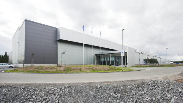 Den Standort in Luleaa (Bild) nahe am Polarkreis wählte das Unternehmen ebenfalls wegen des kalten Klimas. Das Datenzentrum steht auf einer Fläche etwa so groß wie vier Fußballplätze.