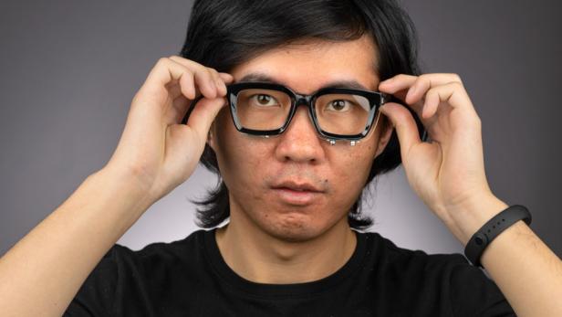 Ruidong Zhang von der Cornell University mit seiner Lippen-lesenden Sonarbrille