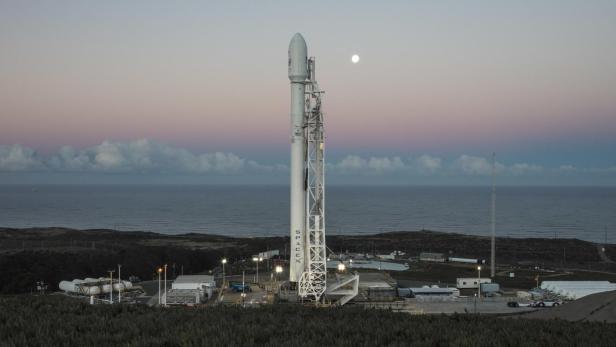 Eine Falcon-9-Rakete von SpaceX auf der Vandenberg Space Force Space Base in Kalifornien