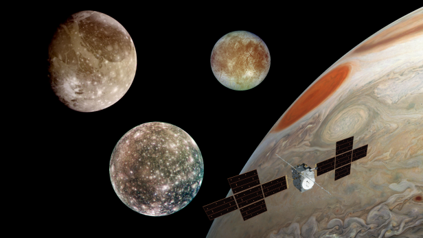 Die Montage zeigt JUICE vor dem Jupiter, Ganymed (oben links), Kallisto (unten links) und Europa (rechts)