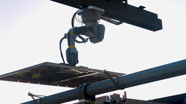 Sarcos O-AMPP Roboter unterstützt bei der Installation von Photovoltaikmodulen auf großen Freiflächenanlagen