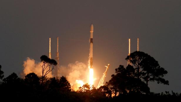 FILE PHOTO: A SpaceX Falcon 9 rocket lifts off with a payload of 21 Starlink satellites from the Cape Canaveral Space Force Station