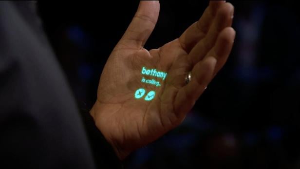 Ai Pin von Humane projiziert Informationen auf die Handfläche