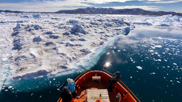 FILES-GREENLAND-ICEBERGS-ENVIRONMENT-NATURE-CLIMATE