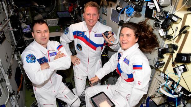 Kosmonaut*innen der Expedition 68 im Oktober 2022, v.l.n.r.: Dmitri Petelin, Kommandant Sergej Prokofjew und Anna Kikina