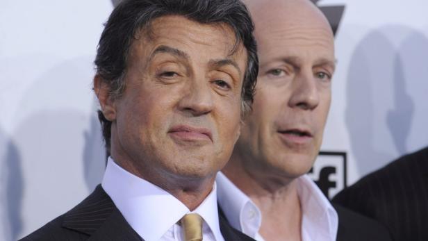 Cast members Sylvester Stallone (L) and Bruce Willis attend the premiere of the film &quot;The Expendables&quot; in Los Angeles August 3, 2010. REUTERS/Phil McCarten (UNITED STATES - Tags: ENTERTAINMENT)