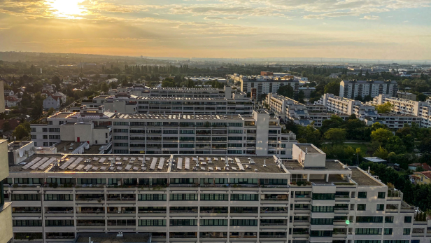 Photovoltaikanlage am Dach des Gemeindebaus am Schöpfwerk in Wien
