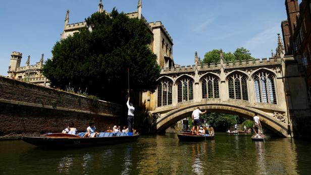 Bootfahrer beim Punting am River Cam in Cambridge