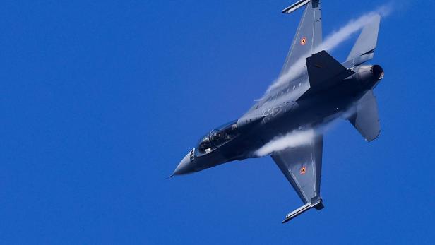 F-16-Kampfjet in der Luft
