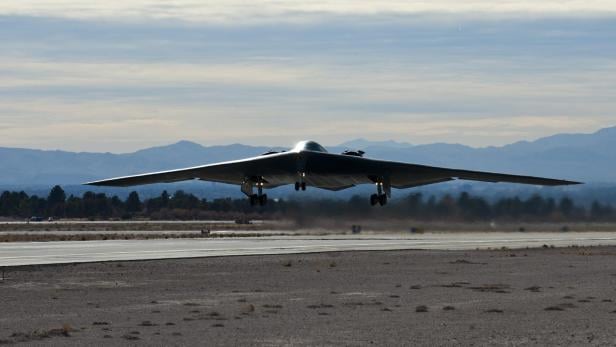Video: B-2 Stealth-Bomber fliegen nach monatelange Pause wieder