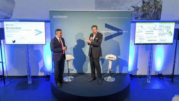Staatssekretär Harald Mahrer (re.) mit Accenture Österreich-Chef Michael Zettel bei der &quot;Accenture Lounge&quot;