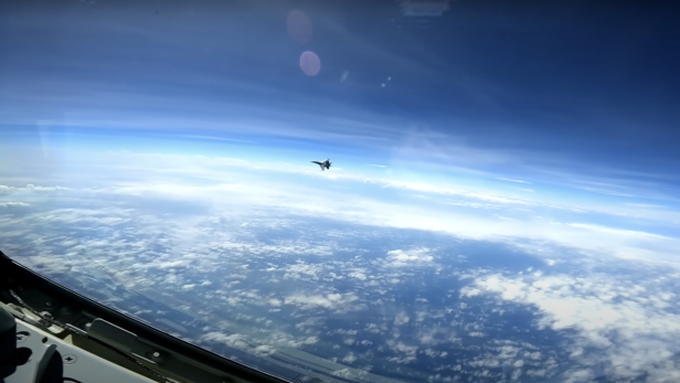 Video: Chinesischer Kampfjet fängt US-Aufklärungsflugzeug ab