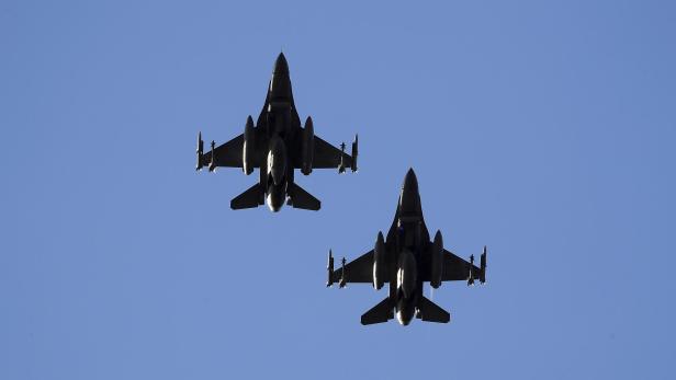 Flugzeug stürzt ab, nachdem es von F-16-Kampfjet abgefangen wurde
