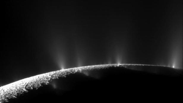 Wasserdampfwolken des Eismonds Enceladus.