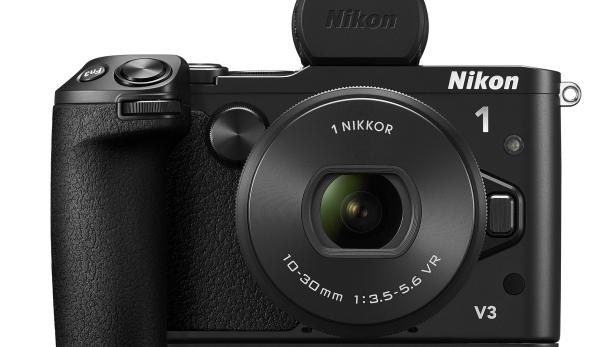 Nikon 1 V3 mit Handgriff und elektronischem Sucher