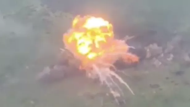 Der T-54 Panzer explodierte in einem Feuerball.