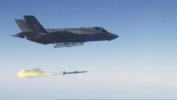 Eine F-35 feuert eine AIM-120 AMRAAM ab.