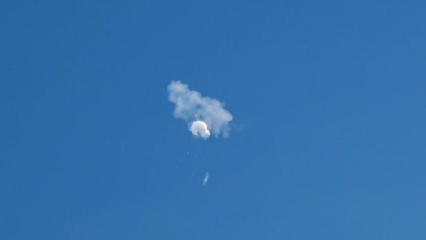 FILE PHOTO: FILE PHOTO: The suspected Chinese spy balloon drifts to the ocean after being shot down off the coast in Surfside Beach