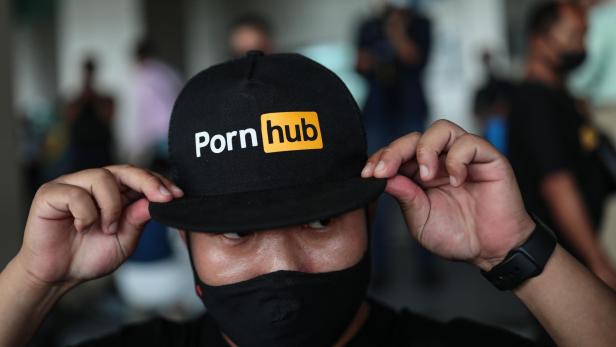 Mann mit Pornhub-Kappe