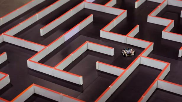 Micromouse Roboter in einem Labyrinth