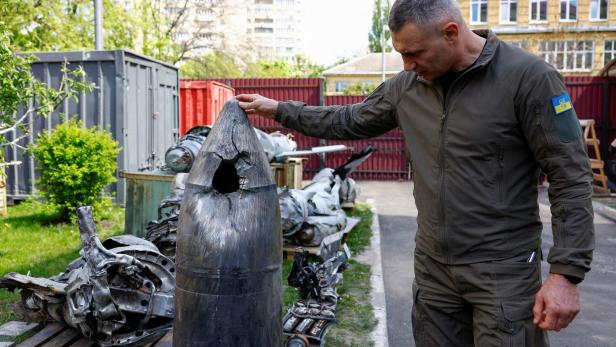 Der Kiever Bürgermeister Vitali Klitschko mit der abgeschossenen Kinzhal
