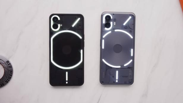 Das Nothing Phone (2) (rechts) im Vergleich zum Vorjahresmodell.