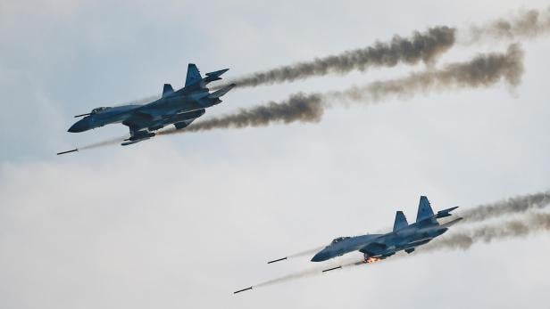 Symbolbild: Su-35s schießen Raketen ab