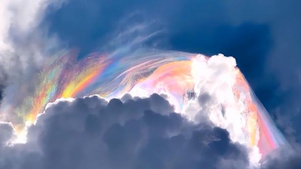 Video von faszinierender Regenbogen-Wolke geht viral